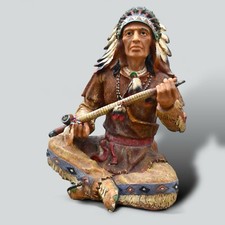 Sculpture chef indien fumant un calumet de paix 