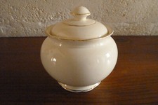 Sucrier, pot à sucre Villeroy et Boch couleur crème et dorée