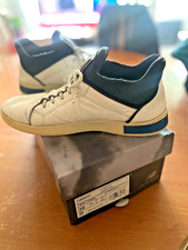 baskets homme LV taille 44 cuir blanc tres bon etat