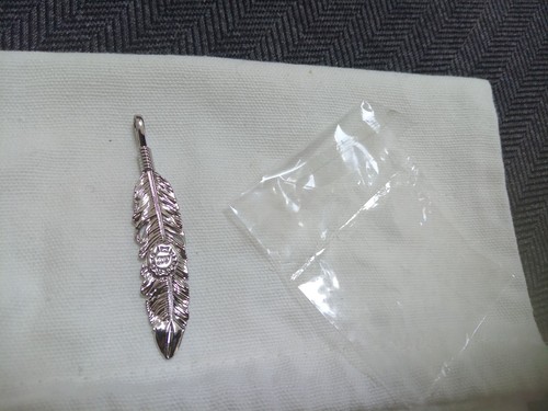 Pendentif plume argentée