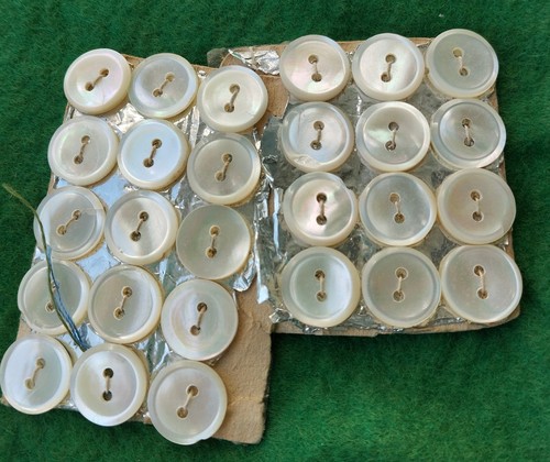 Lot série boutons en - 27,