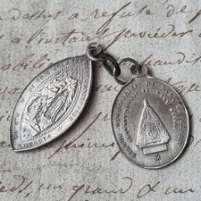 2 Médailles Argent Religieuses Anciennes Notre Dame de Clery Lourdes XIXè Holy
