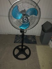 ventilateur sur pied noir 3 vitesses d’iccasion tres bon état 