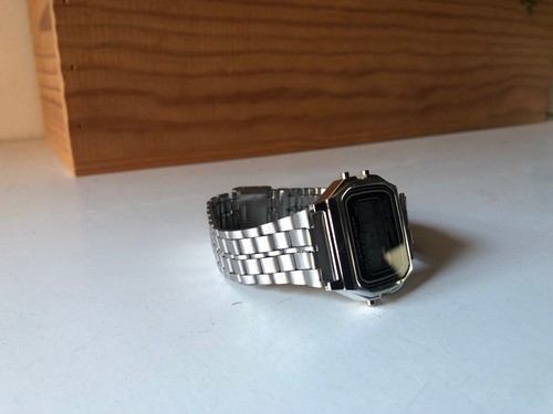 Montre argentée luxurieuse
