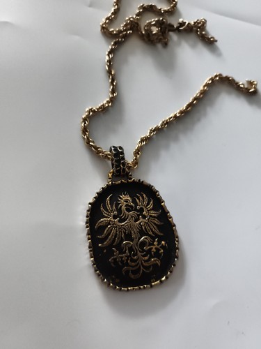 Collier pendentif médaillon