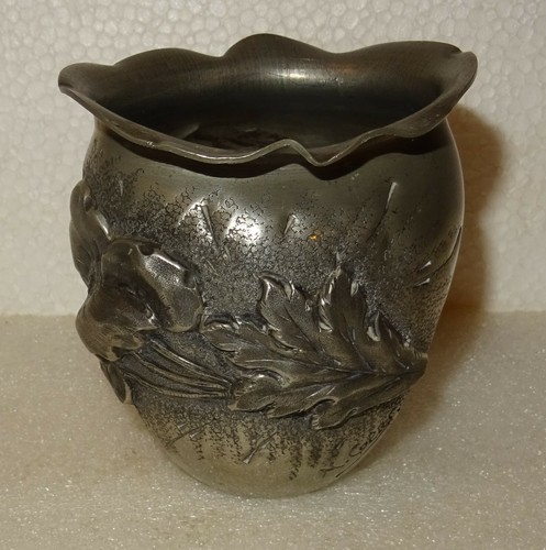 Tres joli petit vase signe - tres,
