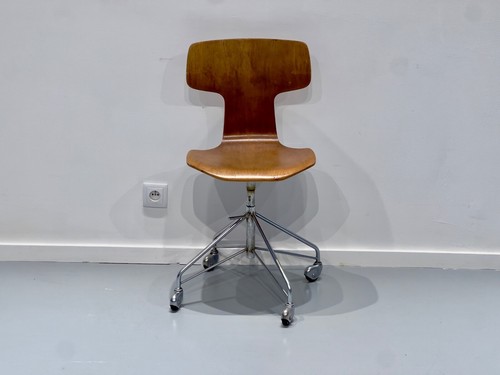 Chaise pivotante modèle - chaise,
