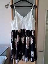Robe neuve taille 40-42 bas floral haut blanc