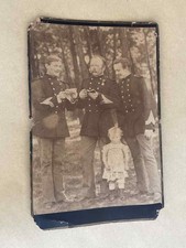 ANCIENNE PHOTO CONTRECOLLEE SUR CARTON MILITARIA TRIO DE SOLDATS ET UN ENFANT