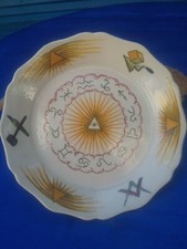 FRANC MAÇONNERIE,  ASSIETTE / PLAT  EN FAÏENCE,  DÉCOR POLYCHROME