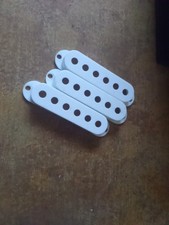 Cache Micro Pickups  Fender Blanc 