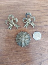 LOT DE 3 CACHE CLOU ANCIENS. BRONZE/ LAITON. ORNEMENT TABLEAU