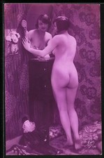 Photo-Carte Nue Dame Betrachtet Soi Dans Miroir Nu