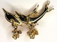 Broche D'Angle Sur Des Dauphins En Tonneau D'Or Signée KIRKS FOLLY