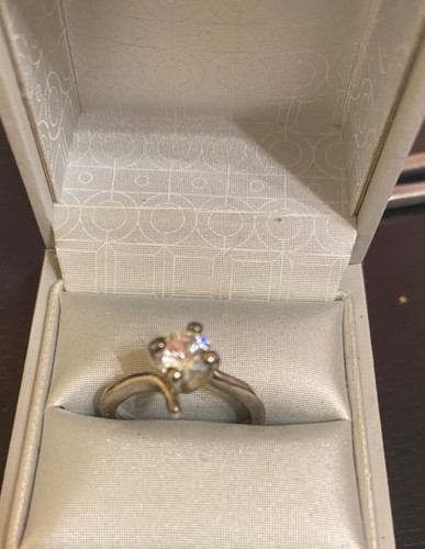 Merveilleuse bague solitaire - merveilleuse,