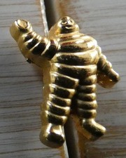 RARE PETIT PIN'S BIB BIBENDUM MICHELIN RELIEF DORE 1.50 CM DE HAUT ZAMAC PICHARD