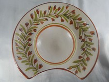 TRÈS BEAU PLAT A BARBE " DÉCOR FLORAL " EN FAÏENCE A IDENTIFIER 