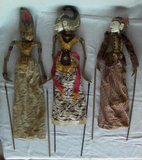 Lot de 3 anciennes grandes marionnettes balinaises
