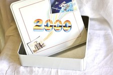 boîte collector an 2000 - tôle carrée 24 x 22 cm - thème "Moyen-Age à espace" TB