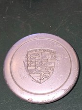 centre de roue en alu pour jante Porsche. Avec emblème Stuttgart.