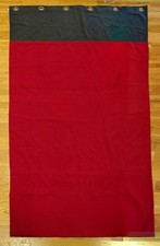 Une paire de rideaux épais