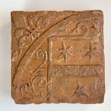 Ancien Carreau Bas-Relief Fleur de Lys Blason Étoiles Molettes 11,7 cm