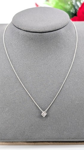Collier solitaire orné - , d'un