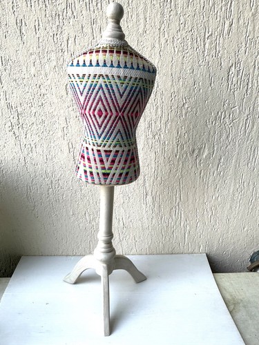 Petit mannequin sur pied - , bois