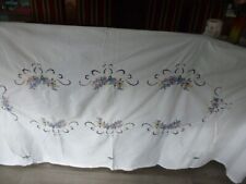 jolie  nappe vintage  brodée main  voir photos dimensions 135x 288  ref   BR288