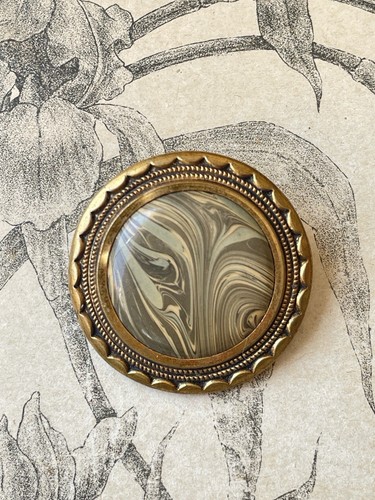 Grand bouton ancien - grand, en