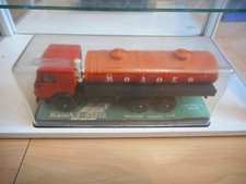 Camion-citerne Kamaz 53212 URSS/CCCP, rouge et orange, échelle 1/43, en boîte