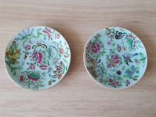 CHINE -  PAIRE D'ASSIETTES EN PORCELAINE DE CANTON A DECOR POLYCHROME CIRCA 1850