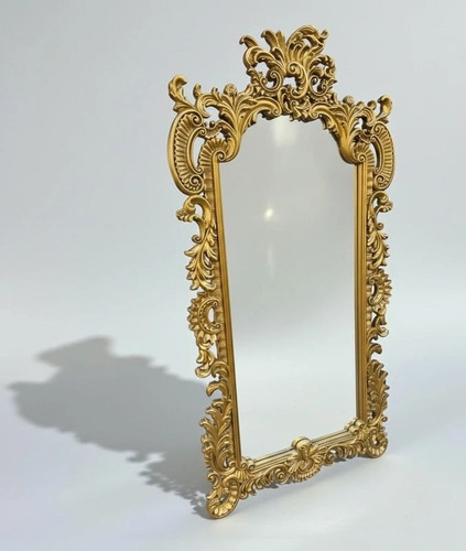 Miroir doré sculpté en - un,