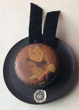 Chapeau Breton en bois. ancienne boite de Callac. année 50