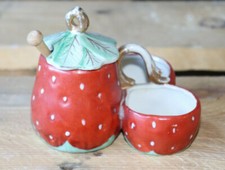 SALIERE POIVRIERE MOUTARDIER ANCIEN PORCELAINE EN FORME DE FRAISE SALERON