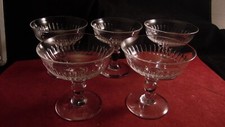 Service de 5 coupes a champagne forme tulipe cotes creuse en cristal de Baccarat