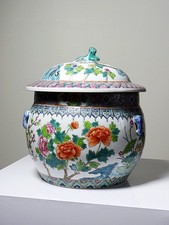 Grand pot couvert en porcelaine de Chine, décor famille rose floral, XXe siècle