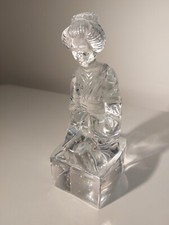SUJET EN CRISTAL D'ARC FIGURANT UNE GEISHA ASSISE