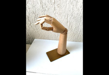 Main articulée en bois présentoir à bijoux