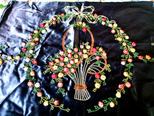 Ancienne broderie sur  satin