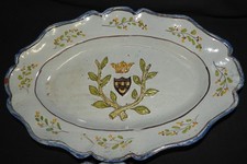 Plat en faïence, Décor