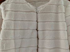 Veste imitation fourrure blanc cassé :