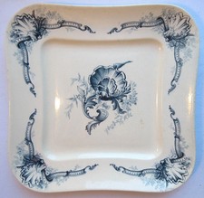 Assiette carrée Art Nouveau Choisy le Roi, décor Louis XV: Oiseaux & Coquilles