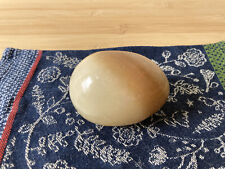 Oeuf en marbre marron clair /