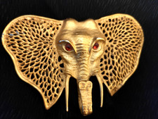 Grande et belle Broche dorée ajourée yeux en pierres rouges