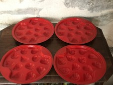 Série de 4 assiettes pour escargots, en tôle émaillée rouge et noir