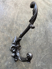 Ancienne  patère en fonte.