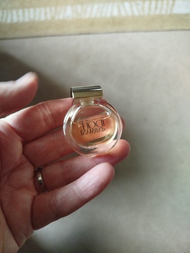 Une miniature idole armani - miniature,