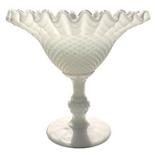 Ancienne coupe en opaline blanche – pied haut, bord ondulé – parfait état