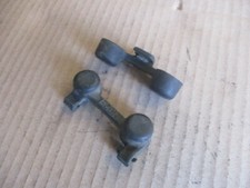 Caoutchoucs caches de fixation